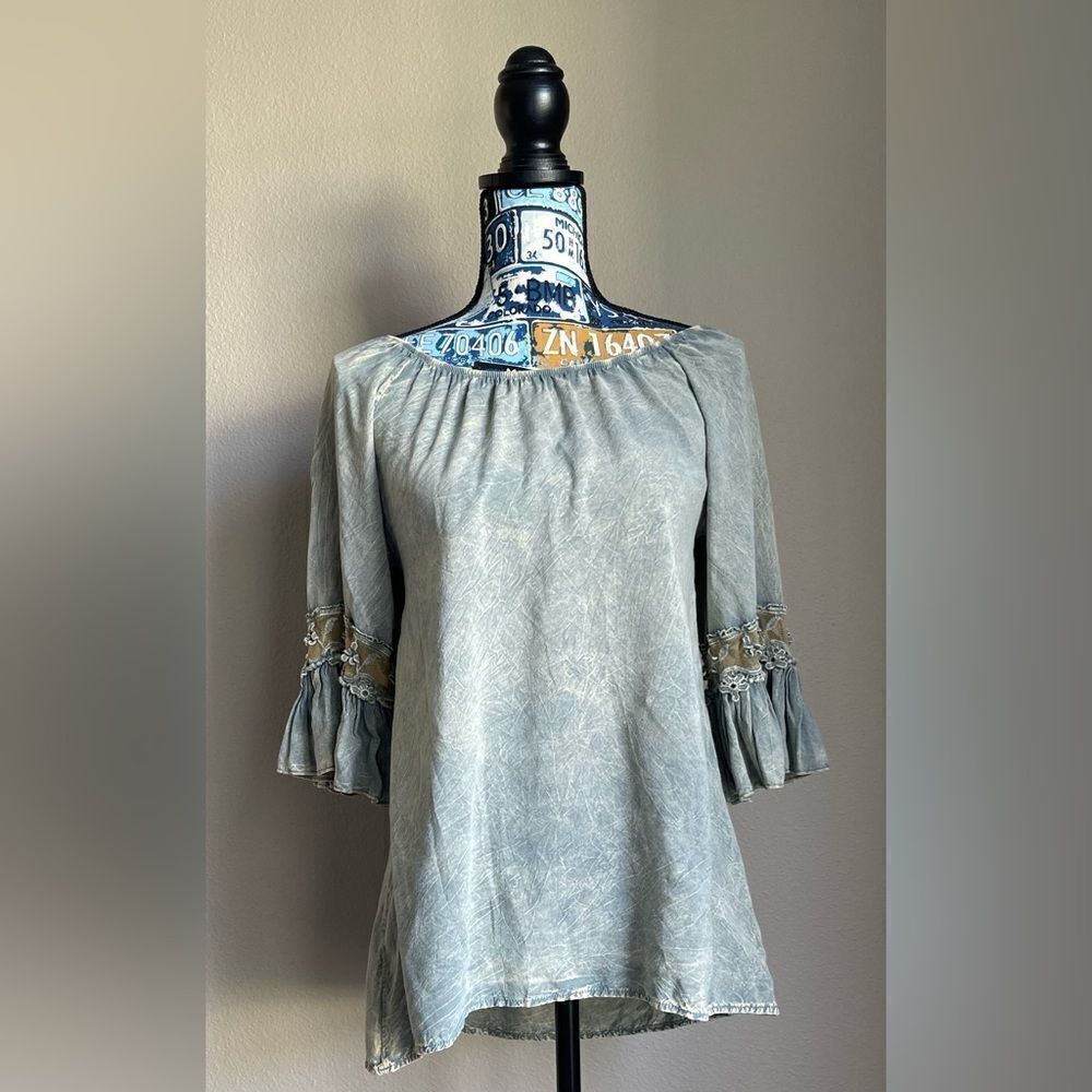 EUC J&M Clothing faded denim blouse with 3/4 sleeve with antique lace accent.